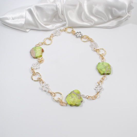 lång halsband med grön imperial jasper sten guldkedja och silver blommor design by brandeby