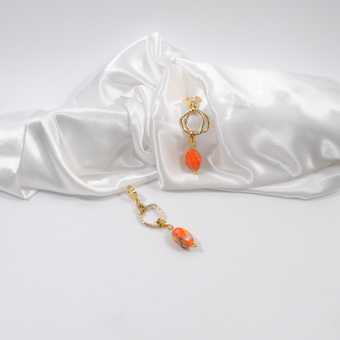 unika stiliga örhängen i orange ädelsten med guldringa handgjorda i sverige design by brandeby