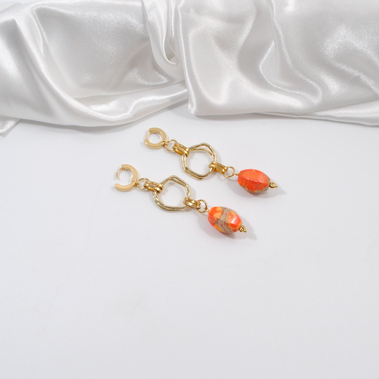 unika eleganta handgjorda örhänge i orange ädelsten guld ringar unika design by brandeby