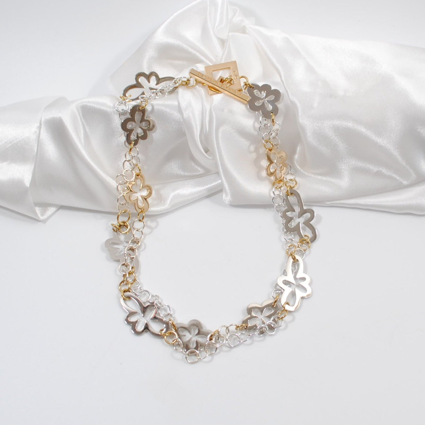 blommor i silver och guld med silver kedja kort halsband design by brandeby