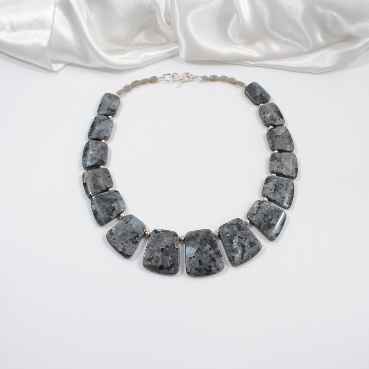 kort halsband med äkta ädelsten design by brandeby