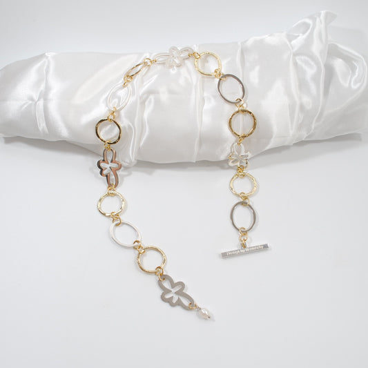 kort halsband med guldringar och silver blommor design by brandey