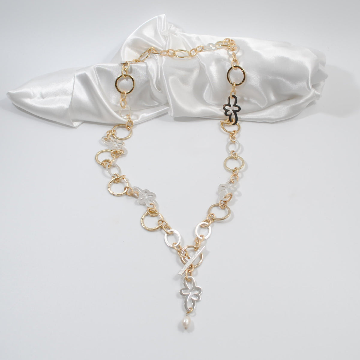 Handgjort Luxery Glam Pearl halsband på 100 cm med egen-designade blommor och cirklar i silver och guld. Kan bäras på flera sätt och är Limited Edition. Design by Brandeby