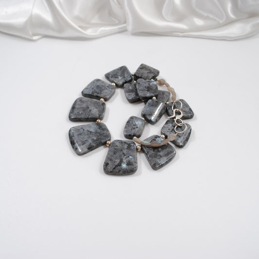 kort halsband i labradorti ädelsten sterling silver lås äkta ädelsten design by brandeby