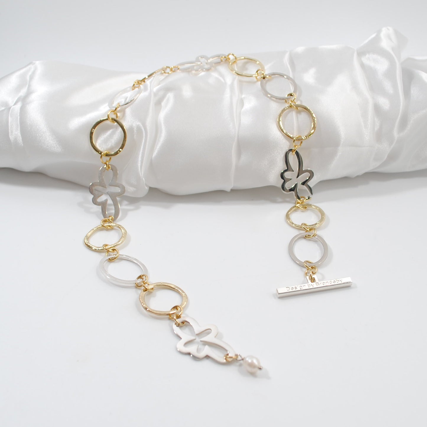 kort elegant halsband med guldringar och silver blomma passa elegant kvinna design by brandeby
