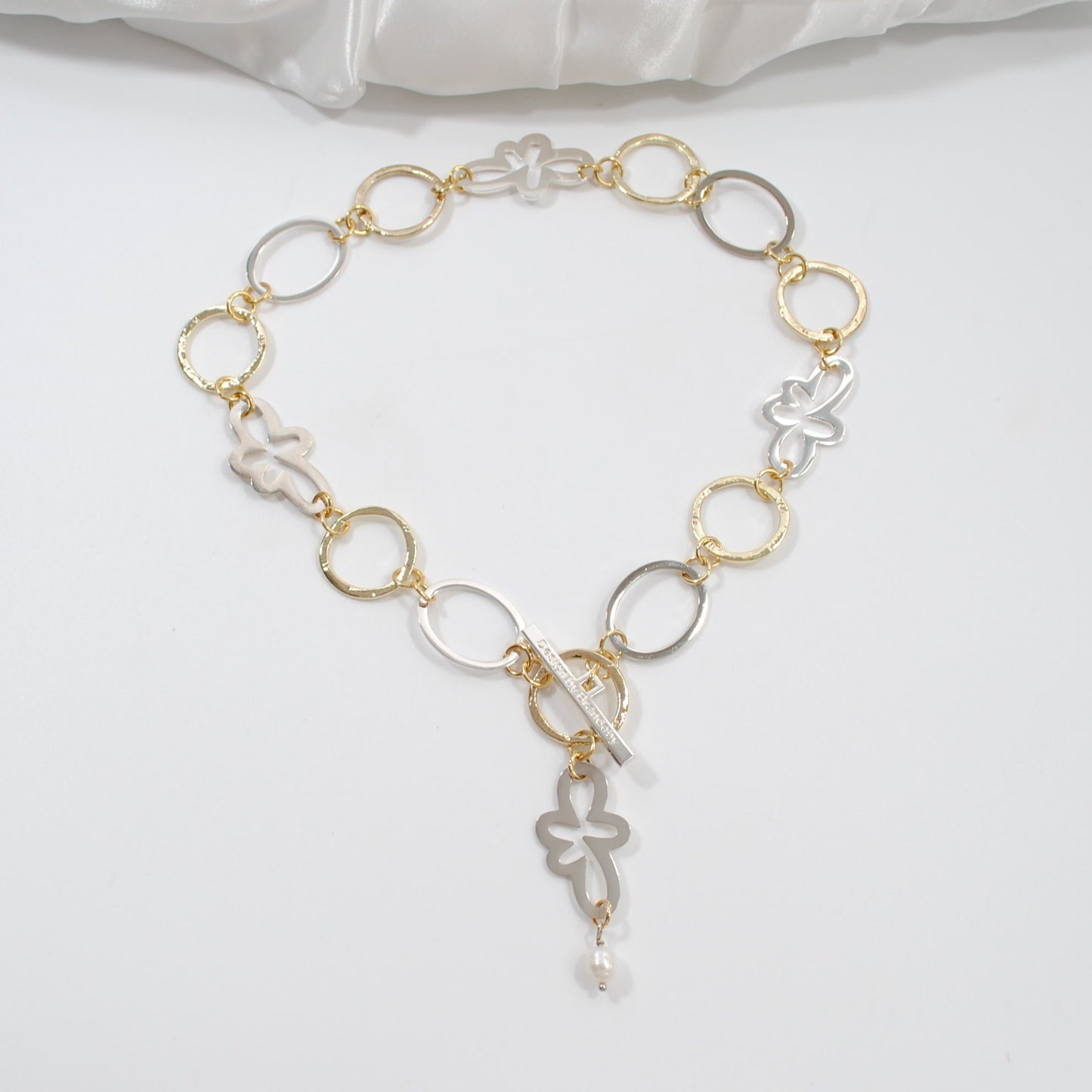 Handgjort Glam Gold Short Halsband med guldringar och sterling silver. Kort halsband med sötvattenpärla, 50 cm. Limited edition från Design by Brandeby.