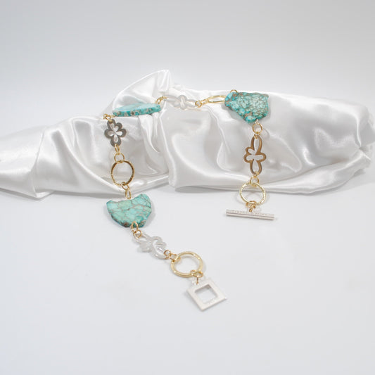 exklusivt handgjort unikt egendesignat halsband i kort modell med turkosa ädelstenar design by brandeby