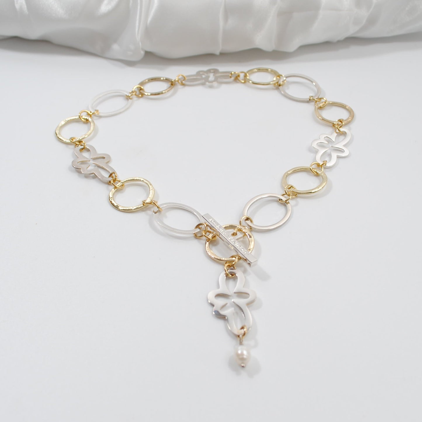 handgjort svensk design kort halsband passar elegant kvinna design by brandeby