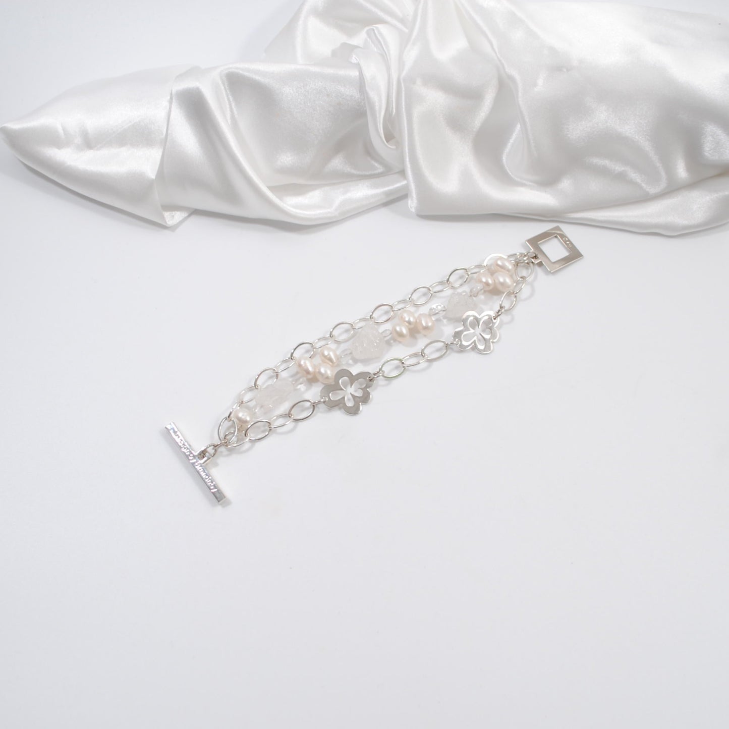 armband vitt kedjor sötvattenspärlor design by brandeby