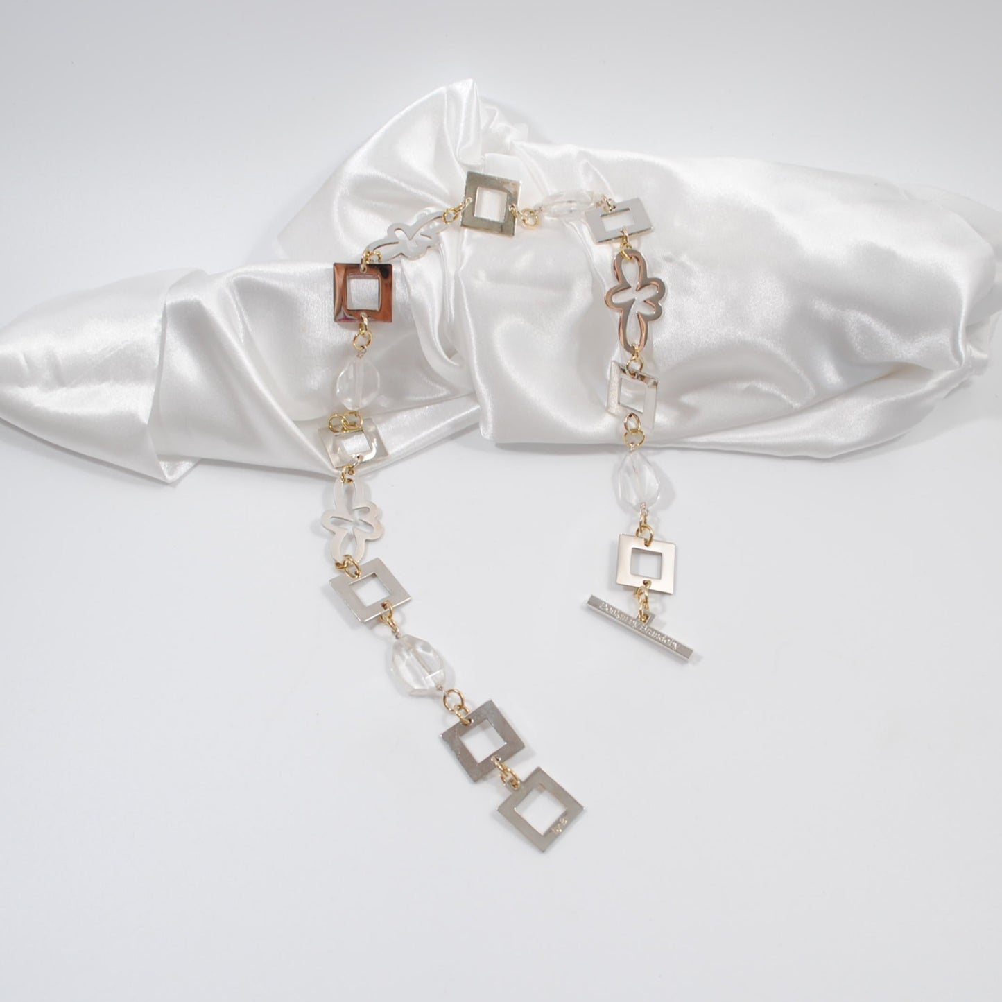 kort lyxigt halsband egen desing bergkristaller silver delar och guld design by brandeby