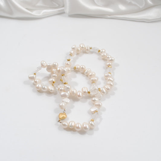 vita sötvattenspärlor äkta sterling sivler med guld kort pärlhalsband design by brandeby