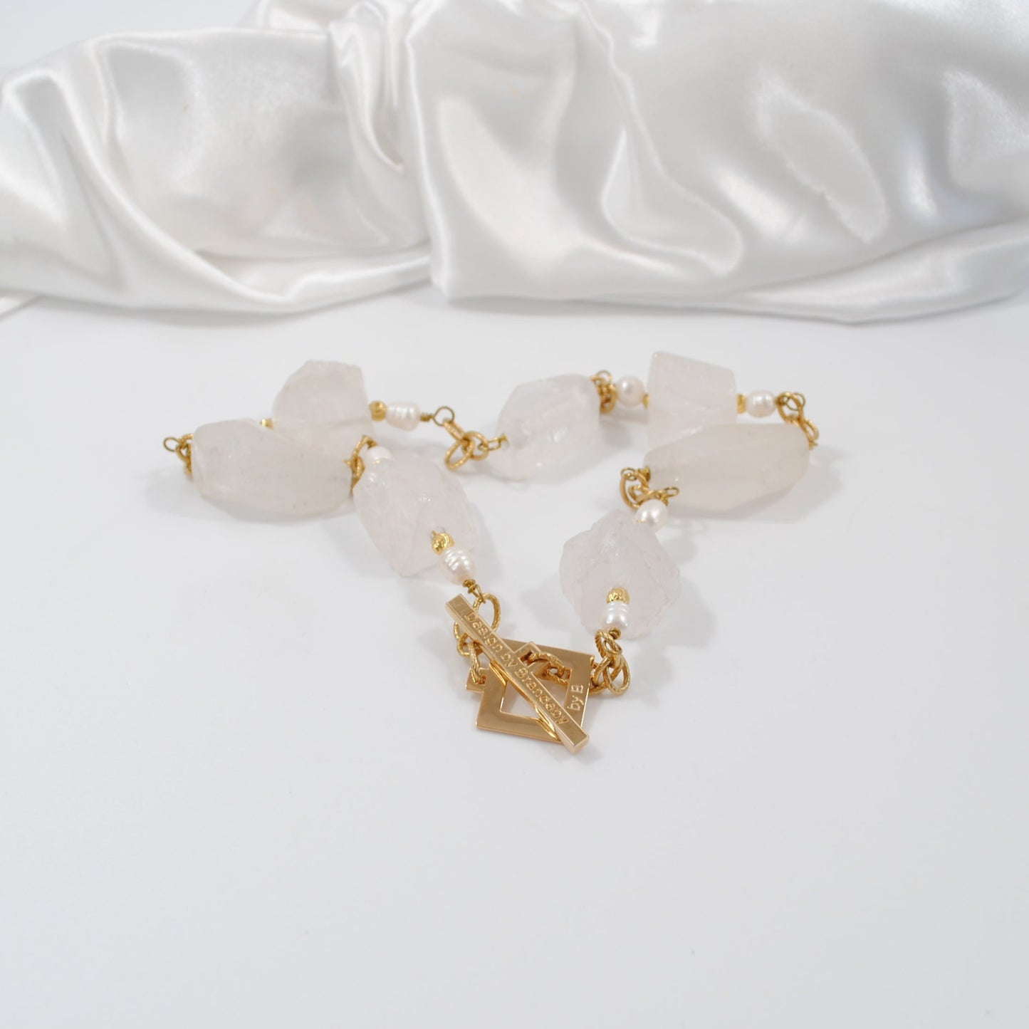 Unique Crystal Design Halsband - Design by Brandeby