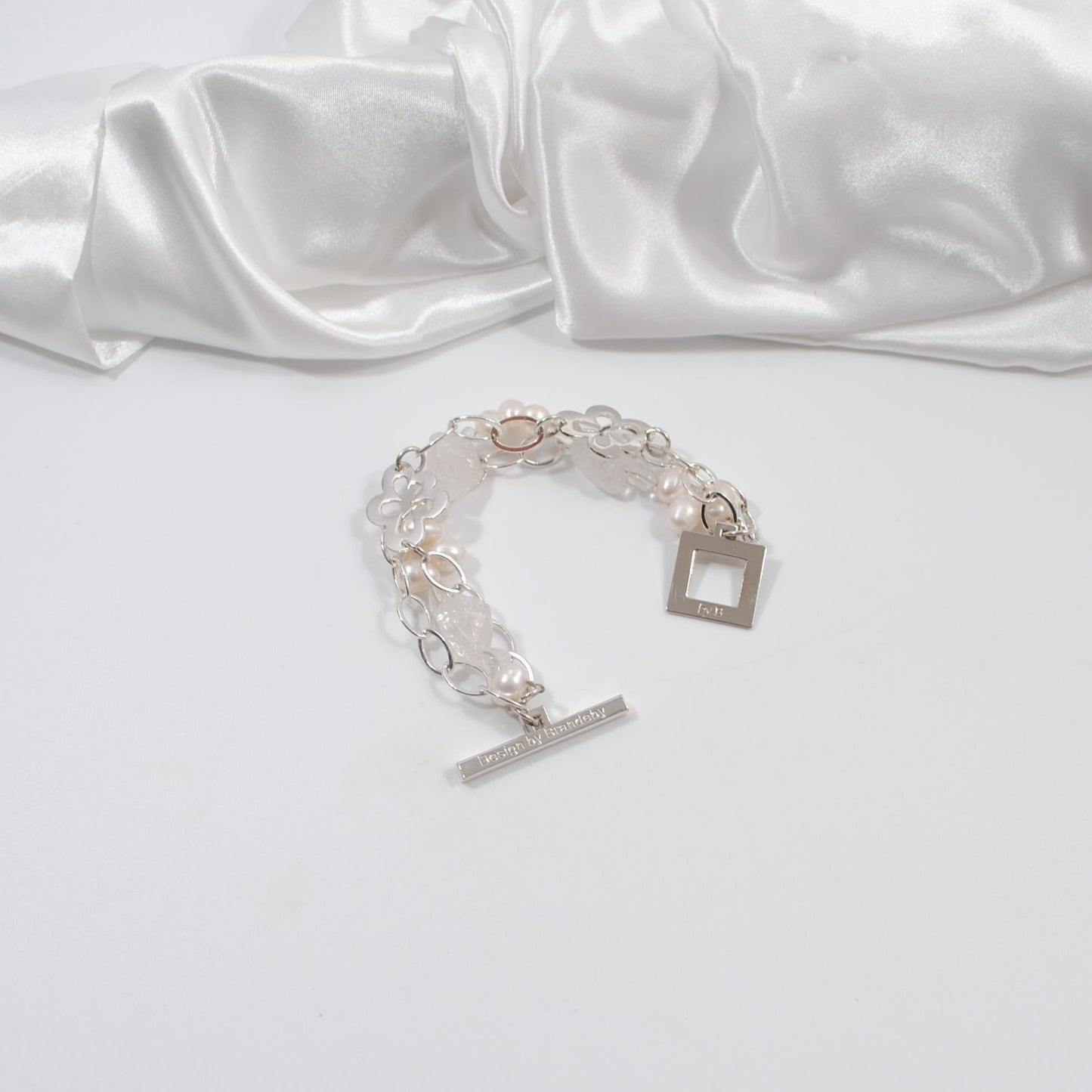 treradigt armband med kedja silver sötvattenspärlor bergkristall design by brandeby