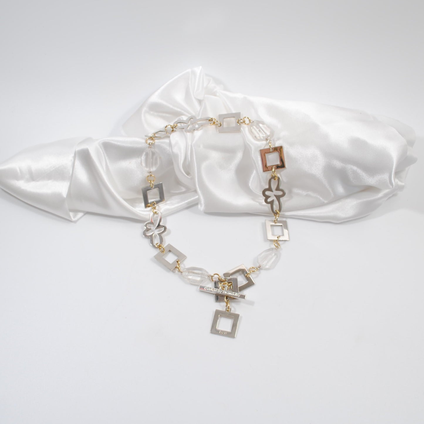 unikt designat kort halsband med äkta ädesten som bergkristall design by brandeby