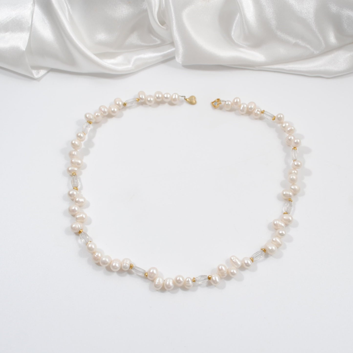 kort halsband i sterling silver med vita sötvattenspärlor design by brandeby