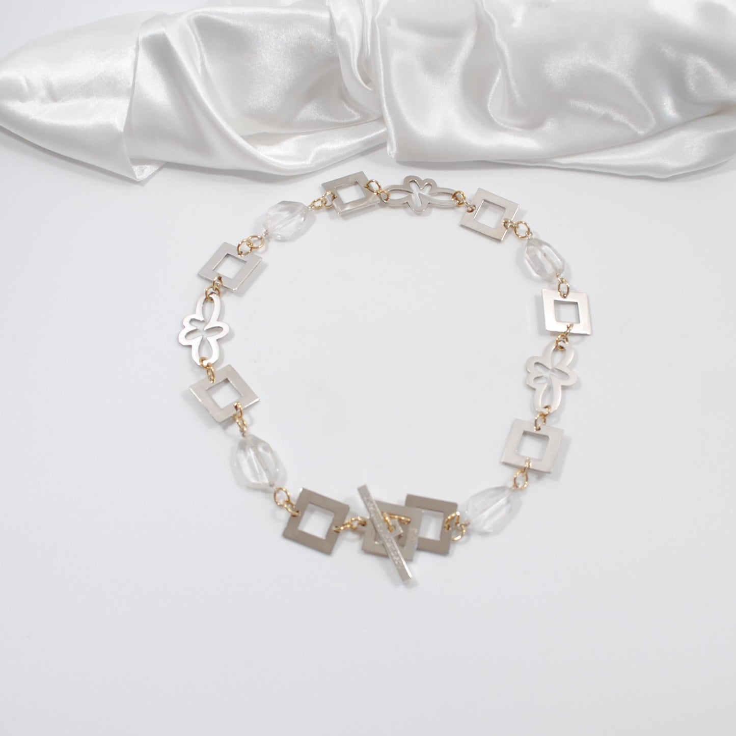 kort lyxigt handgjort halsband med bergkristaller guldringar silver delar design by brandeby