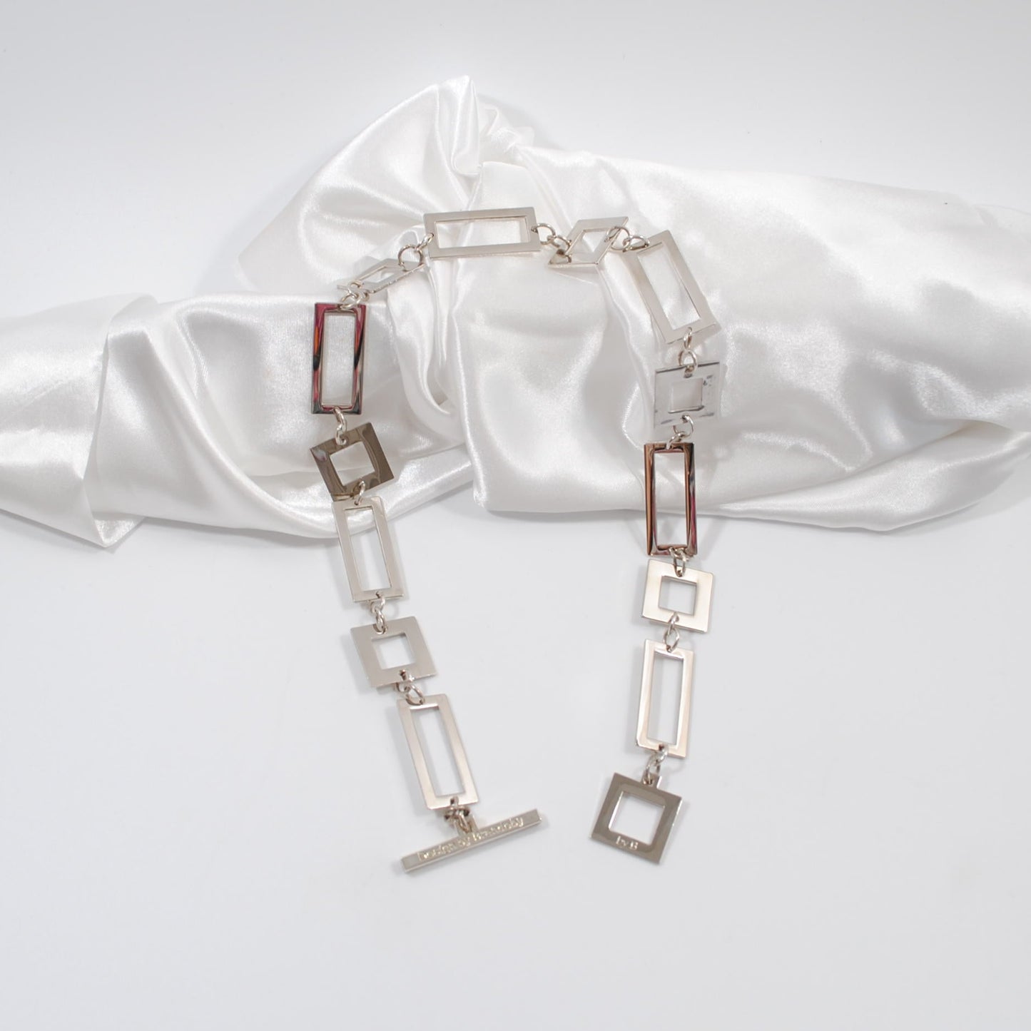 handgjort unikt halsband i kort modell med silver delar design by brandeby