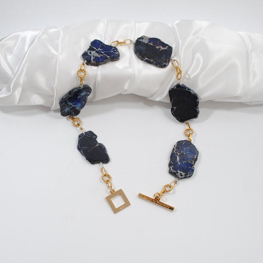 äkta blå ädelstenar imperial jasper i guld detaljer design by brandeby