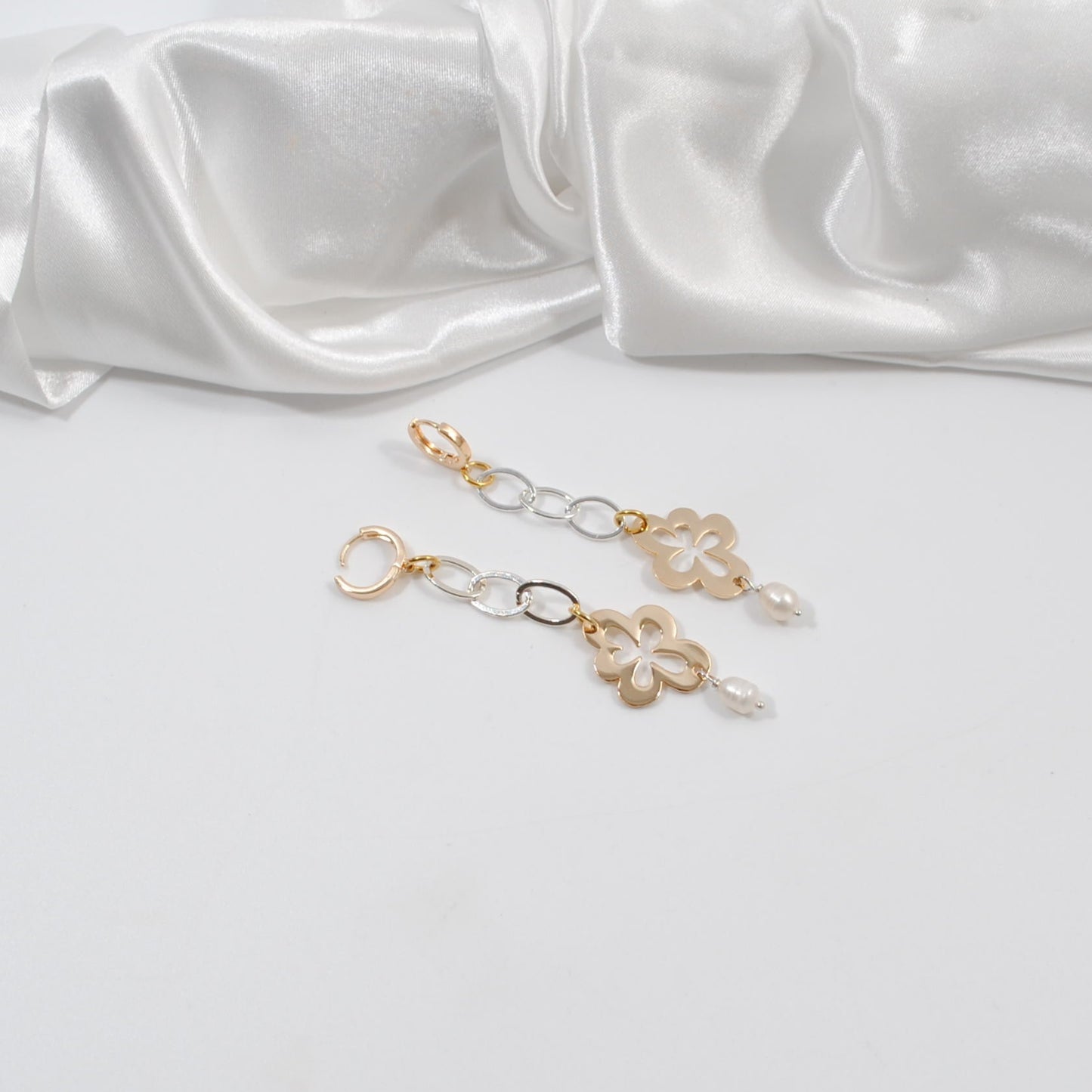örhängen med guld blomma 18 karats guld silver kedja creoler ring i guld design by brandeby
