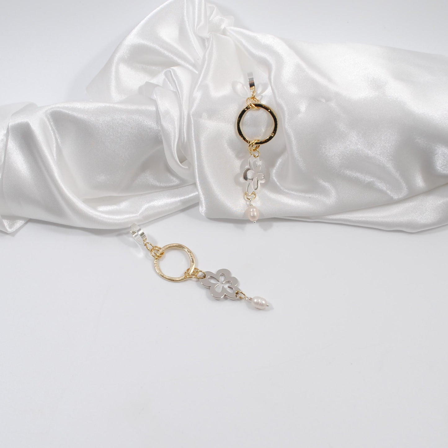 perfekta örhängen till medveten kvinna som har stil och elegans guldörhängen design by brandey