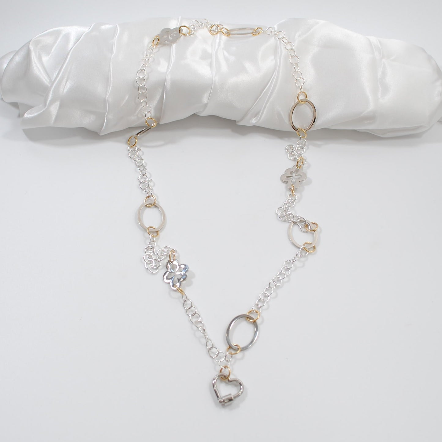 Luxury Gold Heart Halsband - Flexibelt Silver & Guld | Design by Brandeby med silver hjärta