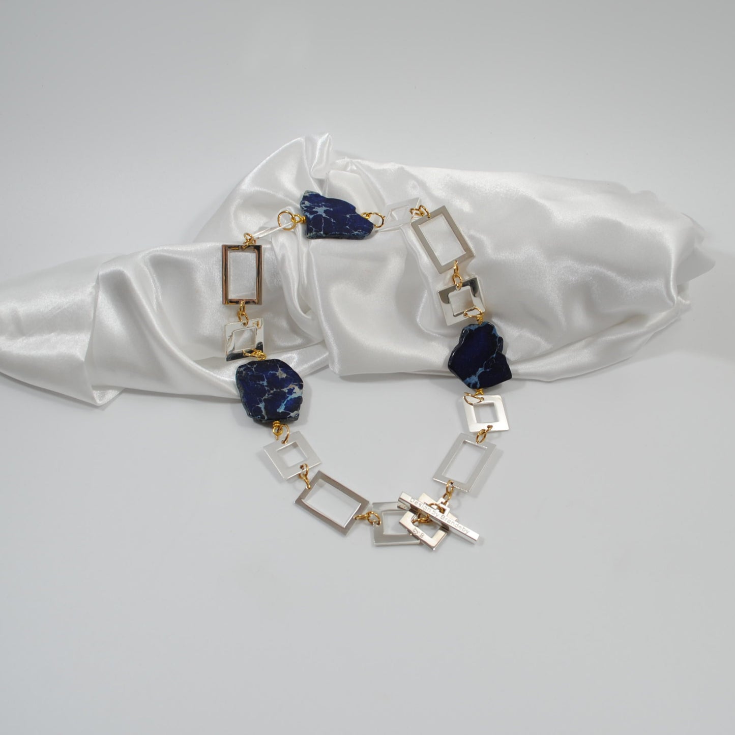 handgjort unikt kort halsband i blåa ädelstenar silver delar design by brandeby