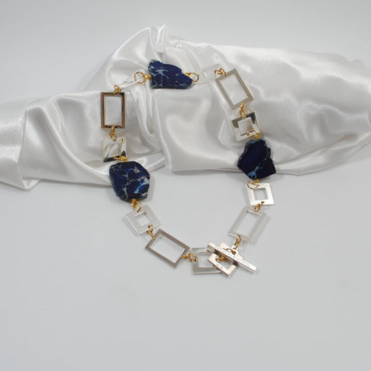 handgjort unikt kort halsband i blåa ädelstenar silver delar design by brandeby