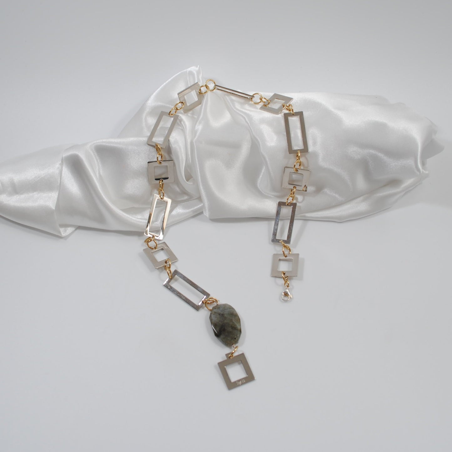 äkta hantverk kvinna kort halsband labradorit sten ädel design by brandeby