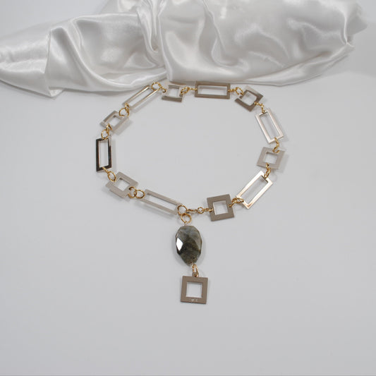 elegant halsband i silver med gulddetaljer labradorit sten design by brandeby