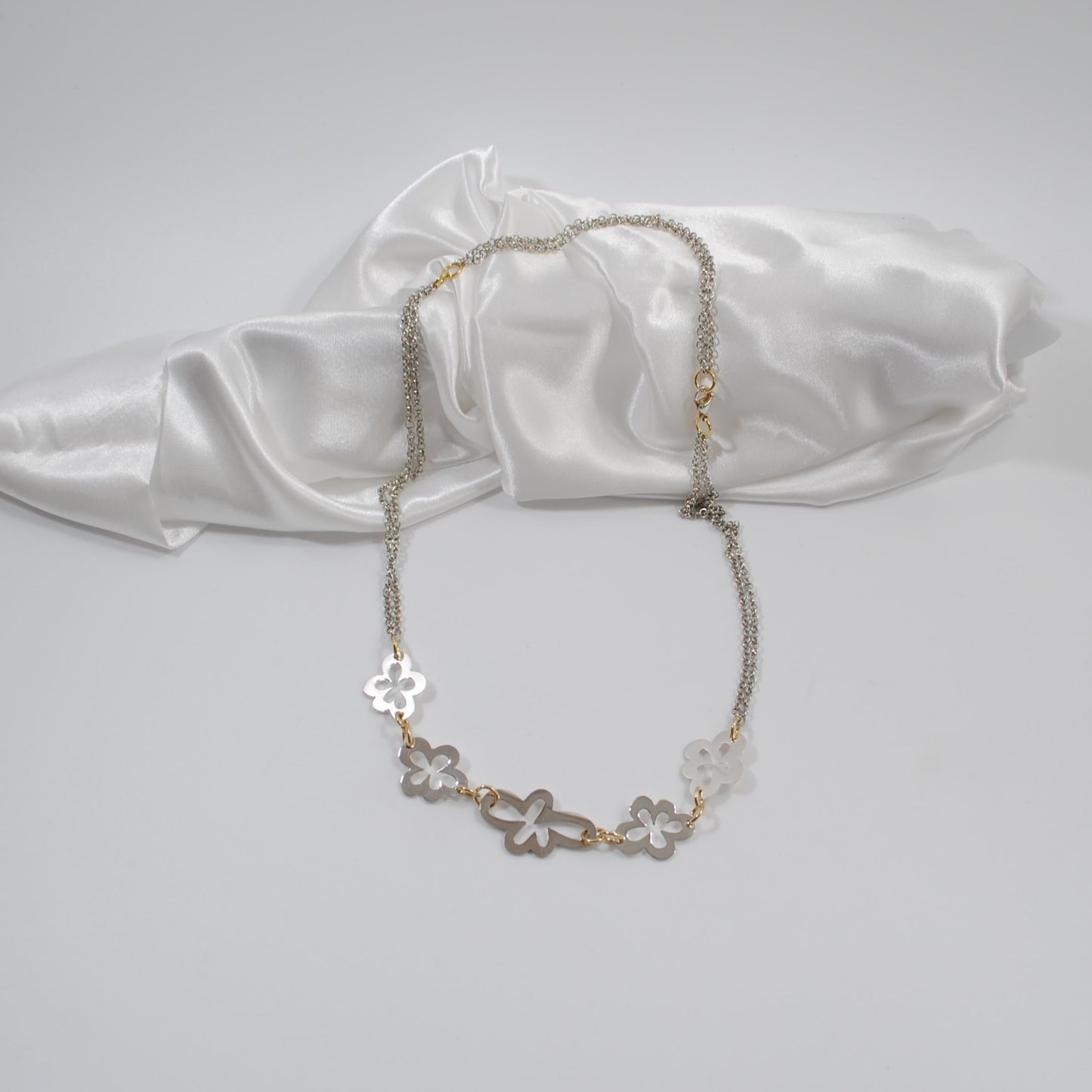handgjort flexibelt halsband med blommor och kedja gulddetaljer design by brandeby