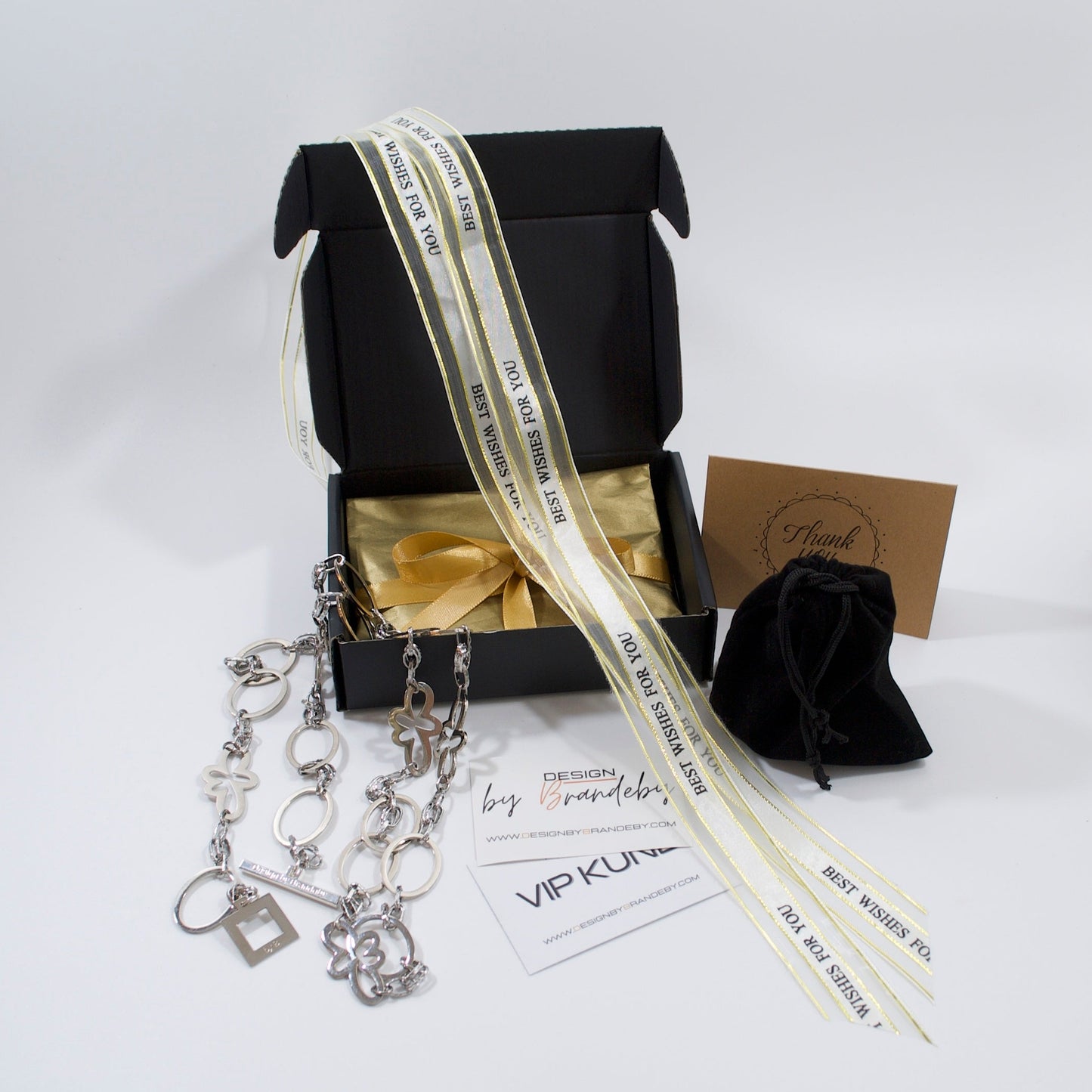 Ge bort ett presentkort från Design by Brandeby. Låt mottagaren välja sitt eget handgjorda smycke i limited edition. Digitalt eller inslagit. Giltigt i 3 år.