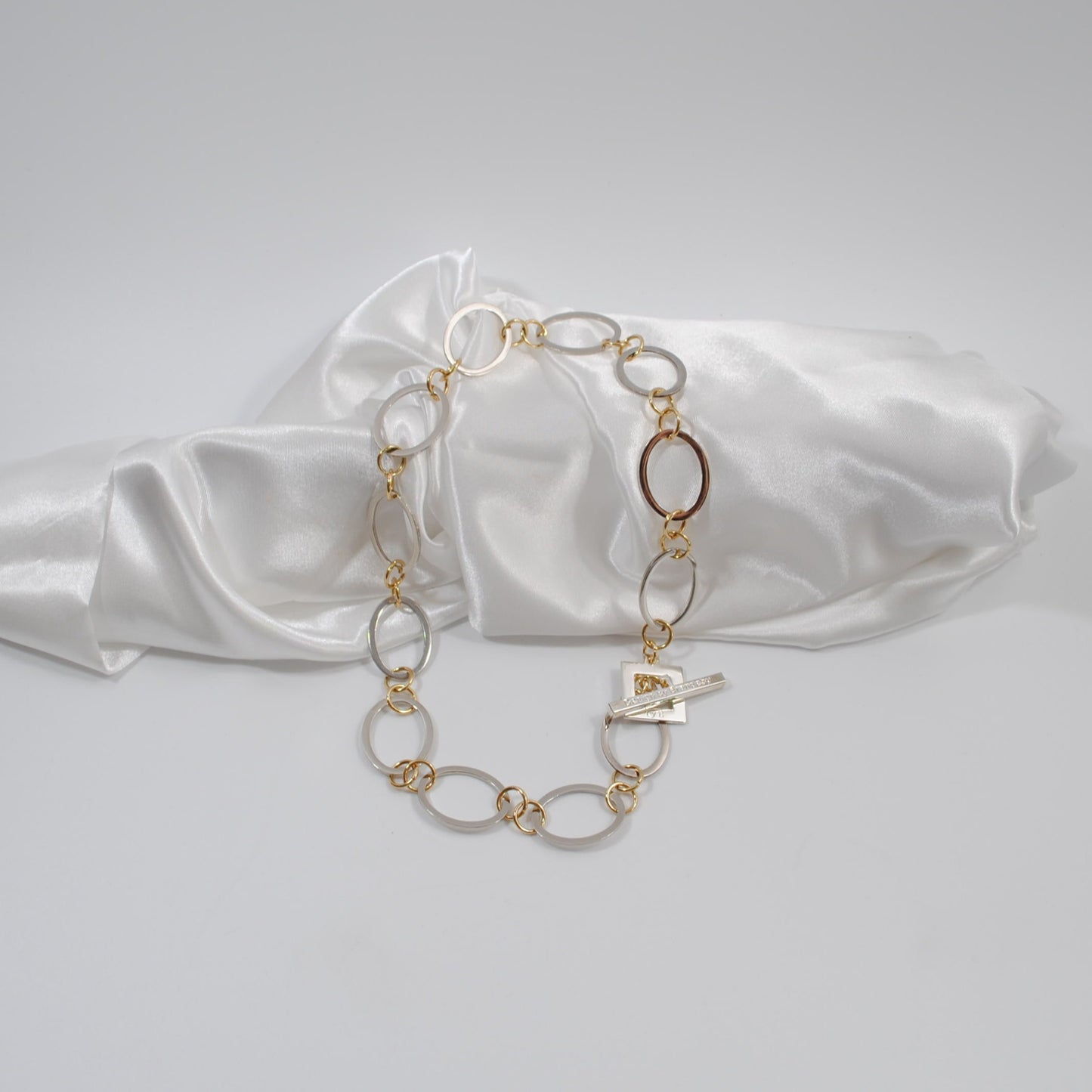 lyxigt kort halsband kvinna unikt elegant design by brandeby