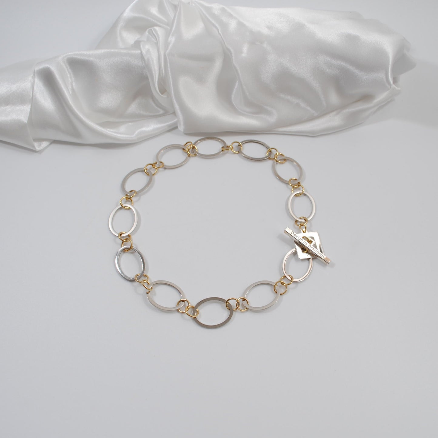 handgjort unikt halsband med silver ringar och guld egendesignde delar design by brandeby