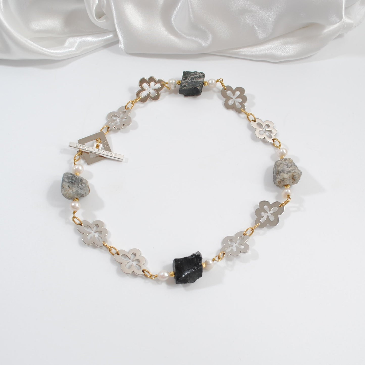 Raw Meets Beauty Halsband - Labradorit & Bergkristall | Design by Brandeby unik limited edition