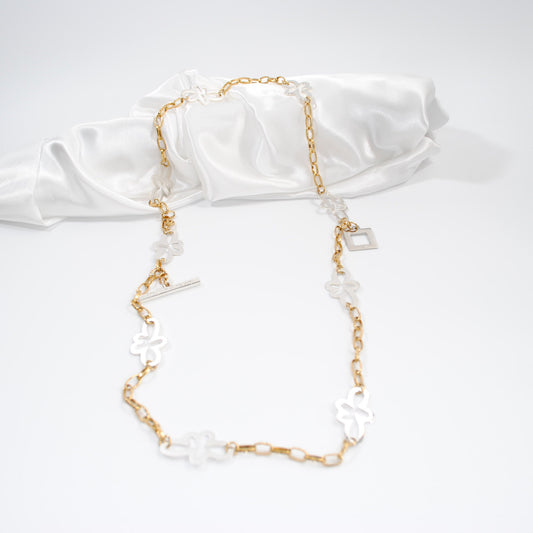 halsband med blommor och guldpläterad kedja design by brandeby