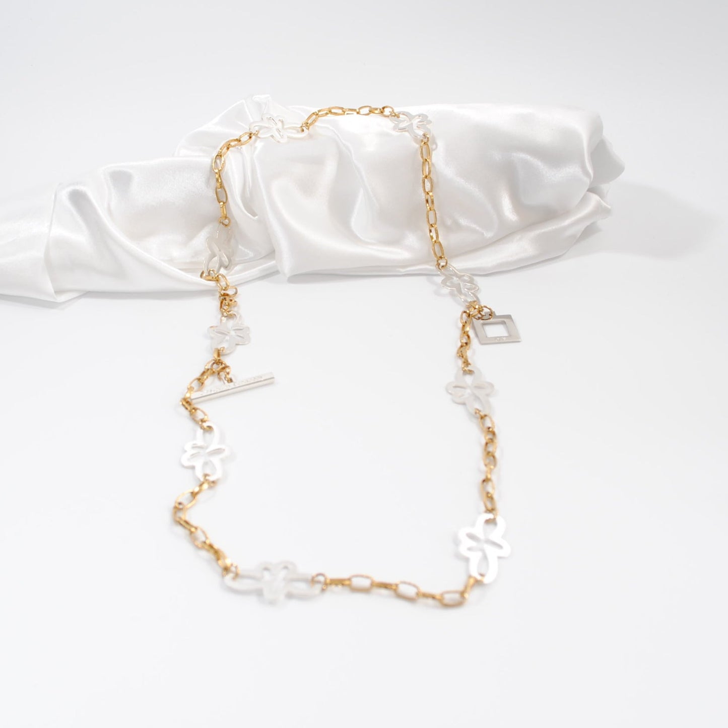 blommor långt eller kort halsband i guld och silver design by brandeby