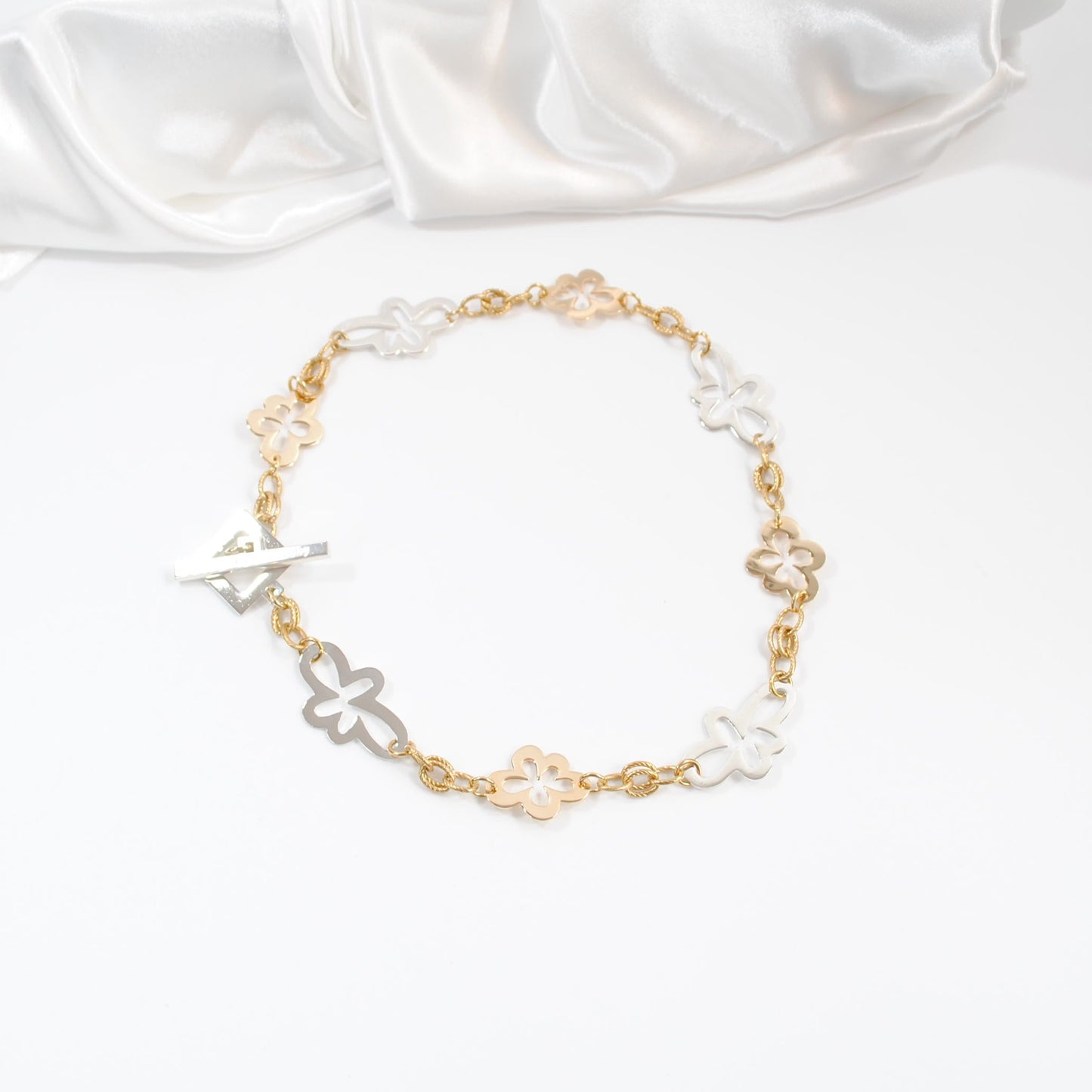 handgjort unikt halsband blommor guldkedja design by brandeby
