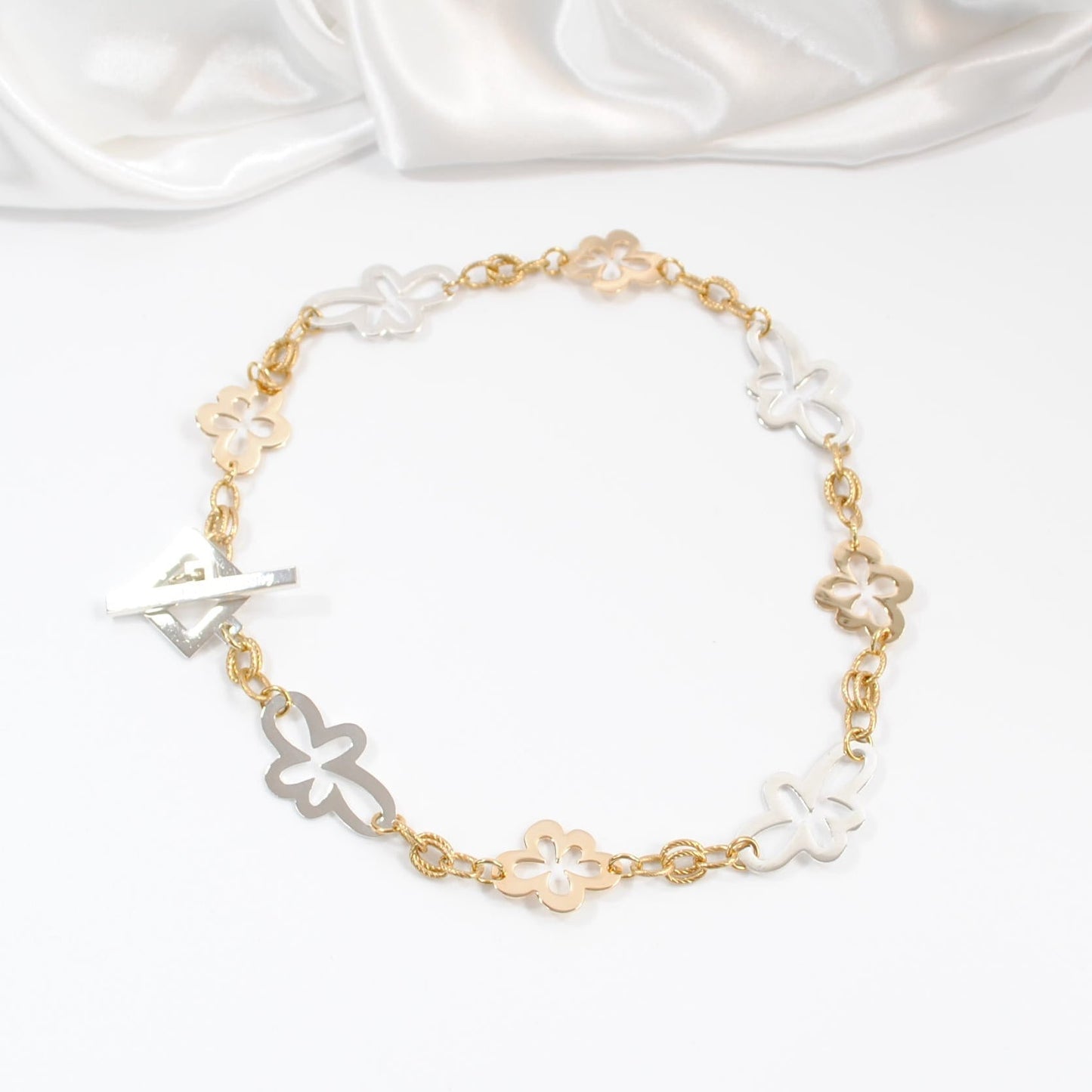 handgjort unikt halsband blommor guldkedja design by brandeby