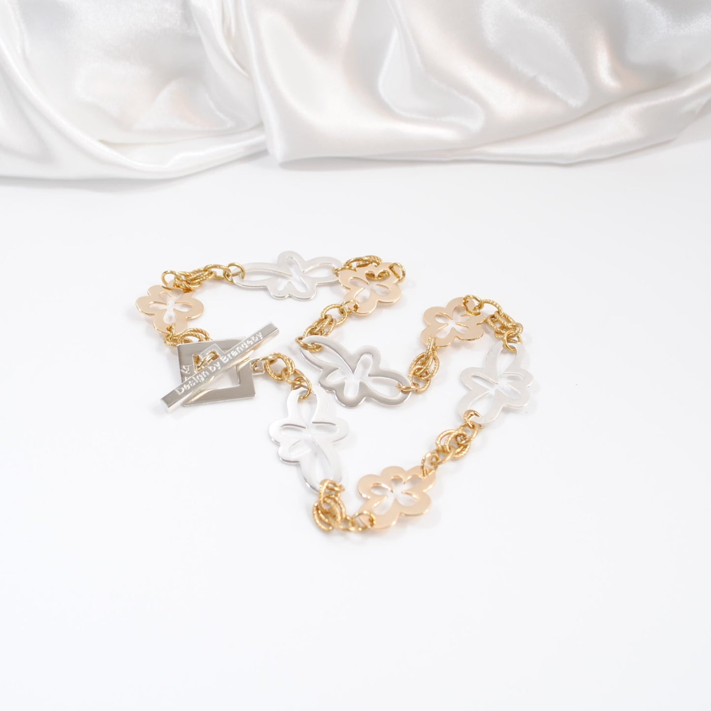 kort halsband med blommor i silver och guld design by brandeby