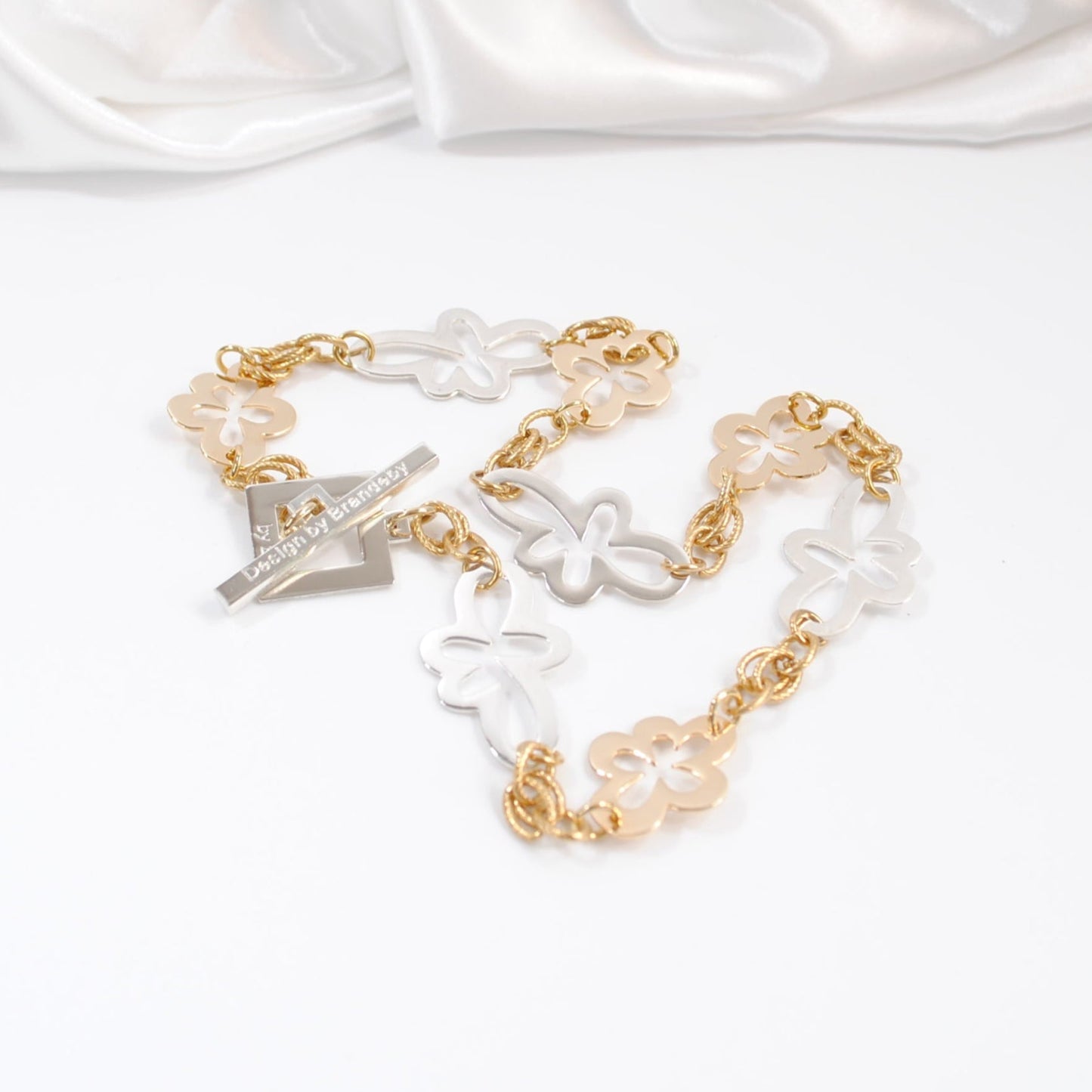 kort halsband med blommor i silver och guld design by brandeby