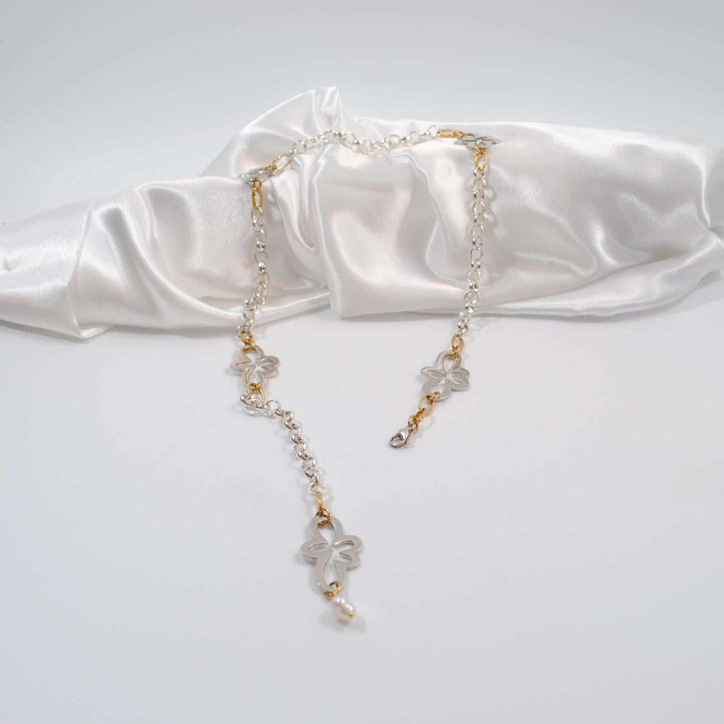 handgjord exklusive halsband vit sötvattenspärla design by brandeby