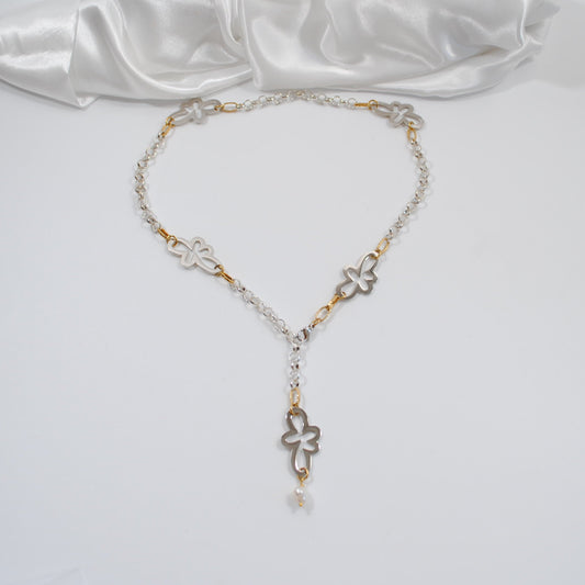 flexibelt halsband i silverkedja blommor vit sötvattenspärla design by brandeby