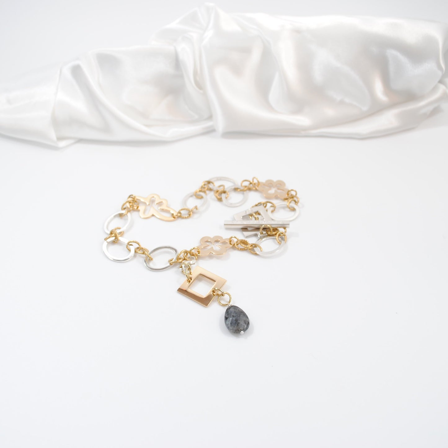 handgjort halsband design by brandeby