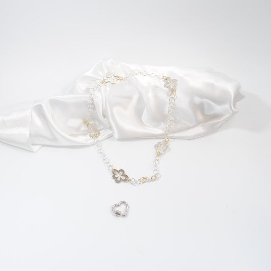 halsband i kort modell silver kedja blommor och ett hjärtlås design by brandeby