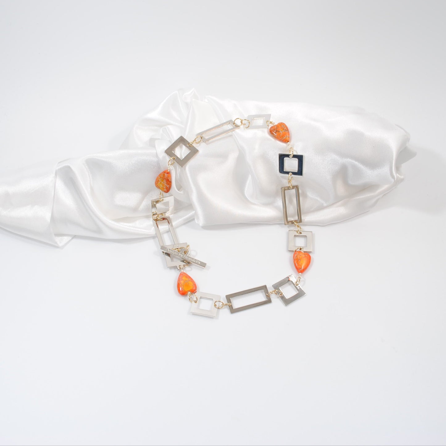kort halsband i äkta ädelsten design by brandeby