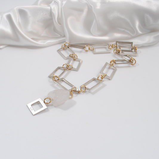 kort halsband i silver o guld med en äkta ädelsten bergkristall design by brandeby