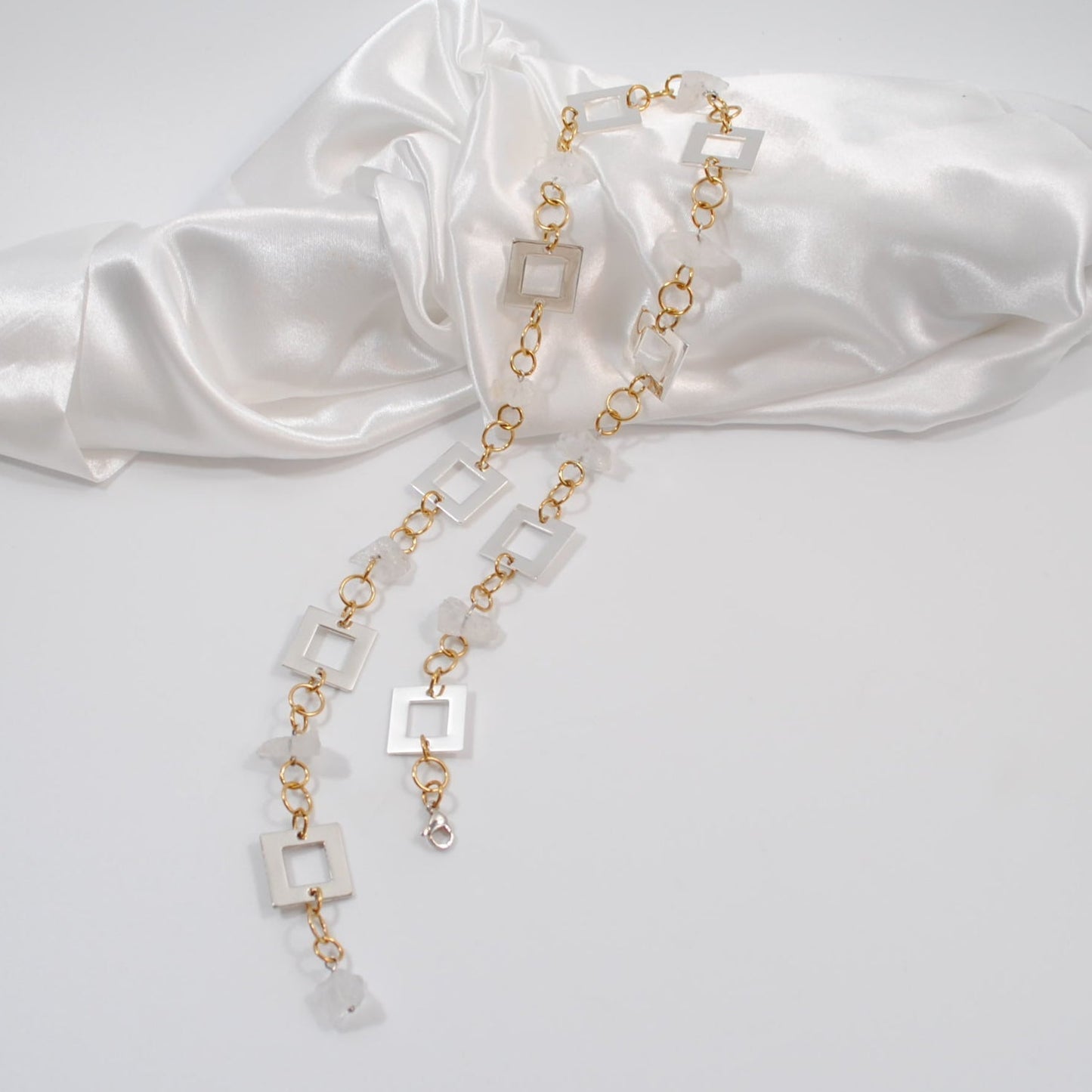 Handgjort Power of Crystal Halsband med äkta bergkristaller, sterling silver och 18k guld. Långt flexibelt halsband 60 cm. Limited edition från The Essence Collection.