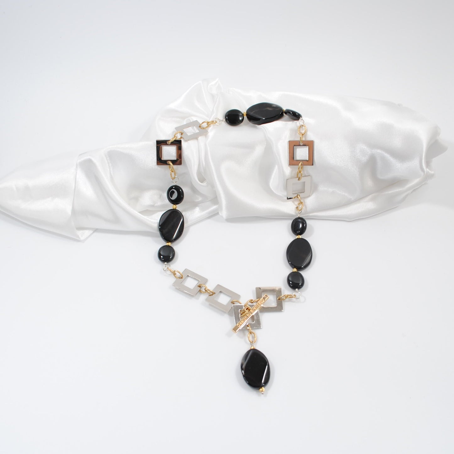 kort lyxigt halsband i svarta ädelstenar design by brandeby