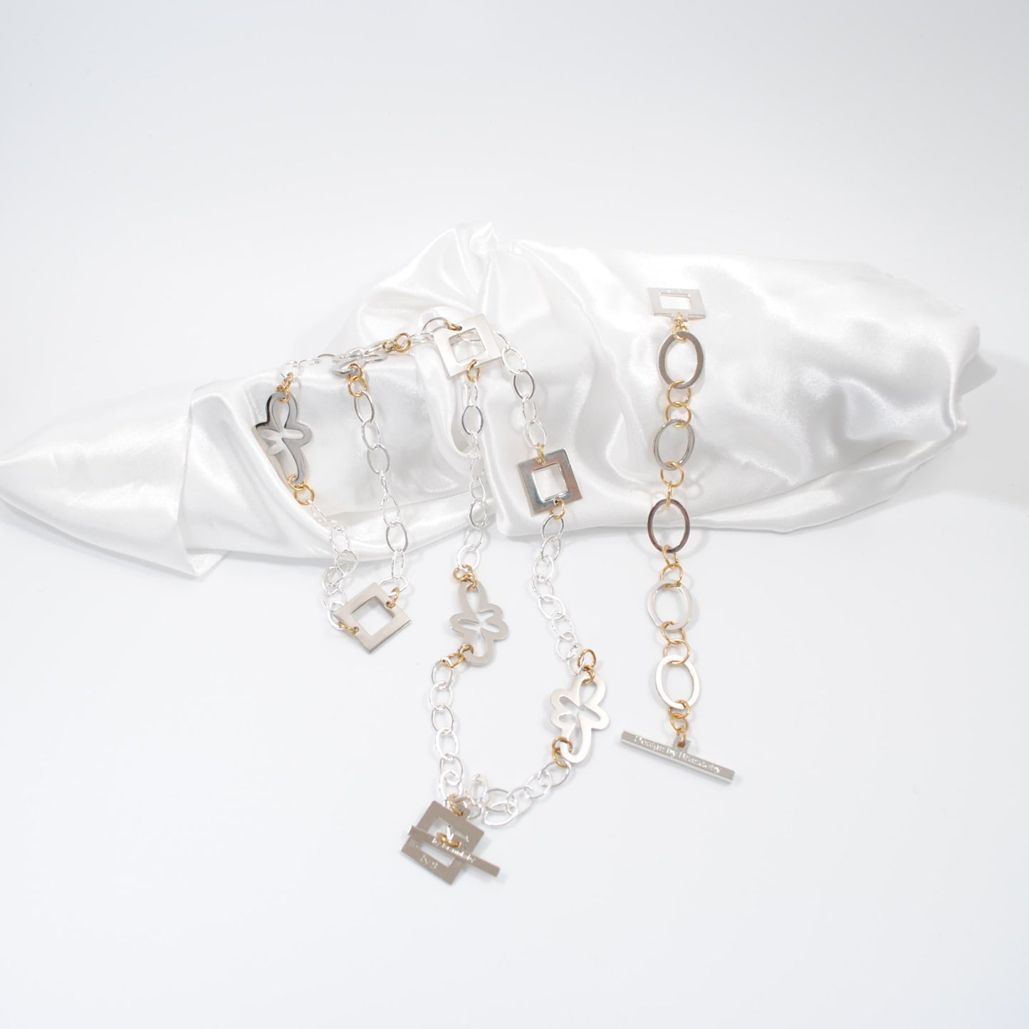 långt halsband med silver lås och blommor med fyrkanter och guldringar design by brandeby