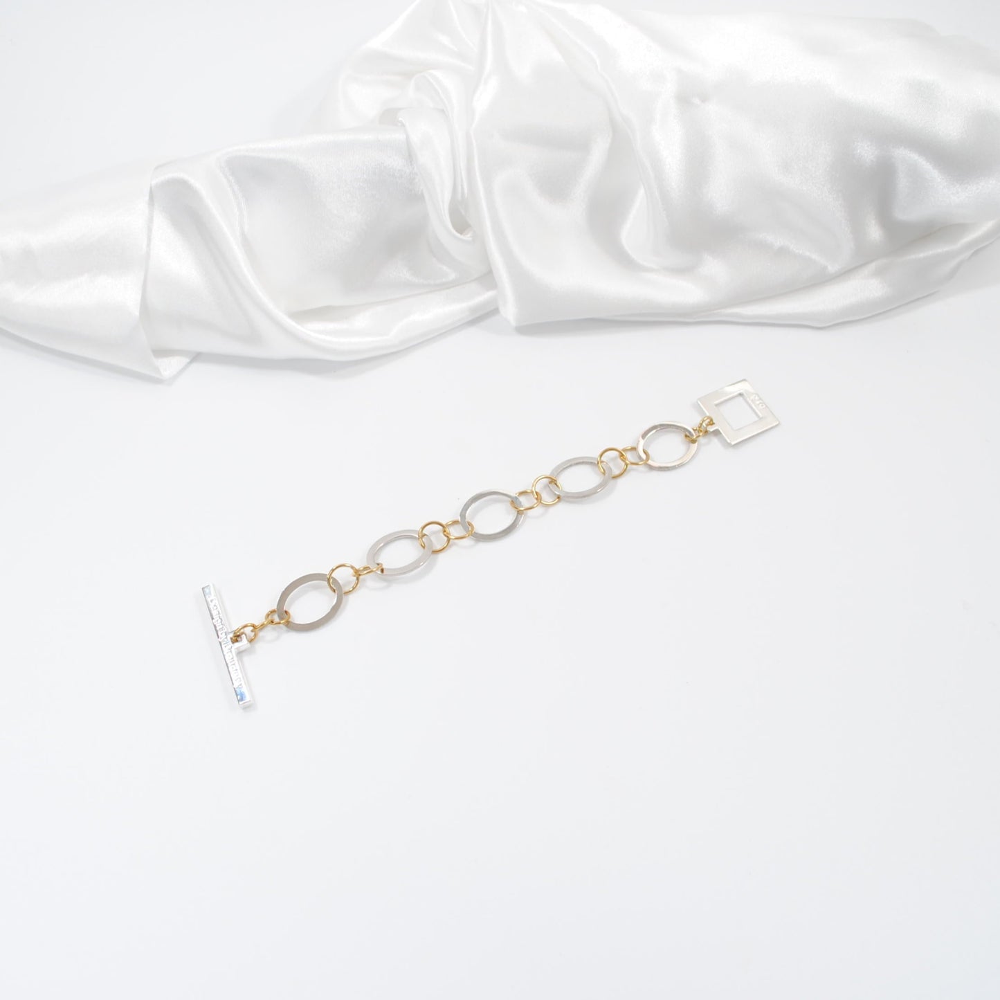 armband med silver ringar och guldringar design by brandeby